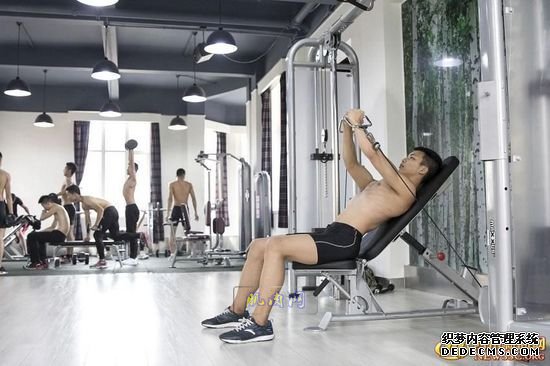 長腿、翹臀的完美身材美女哪里多集中？除了春熙路，可能也就是四川西南航空職業學院健身房了。近日，該校一組美女健身房性感照片走紅網絡，時尚炫酷高大上的健身房加長腿翹臀完美身材的俏空姐，讓網友觀后直呼：“看美女不用去春熙路被暴曬了，到西航健身房吹著空調撩師妹去?！? class=