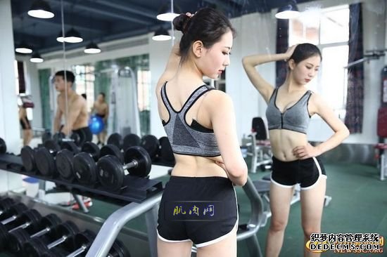 長腿、翹臀的完美身材美女哪里多集中？除了春熙路，可能也就是四川西南航空職業學院健身房了。近日，該校一組美女健身房性感照片走紅網絡，時尚炫酷高大上的健身房加長腿翹臀完美身材的俏空姐，讓網友觀后直呼：“看美女不用去春熙路被暴曬了，到西航健身房吹著空調撩師妹去?！? class=