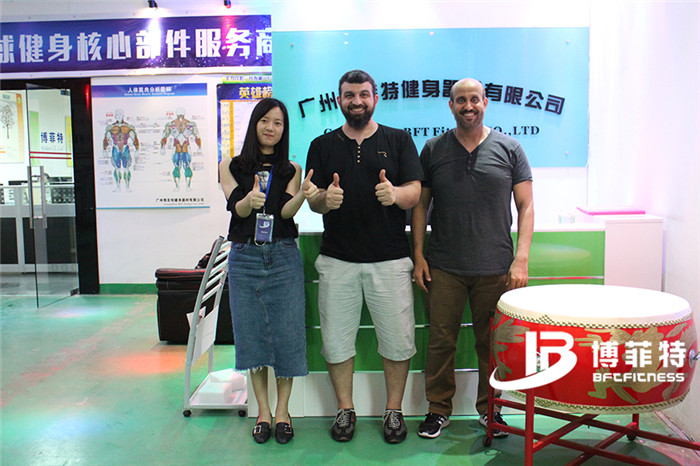 沙特客戶來博菲特購買健身房器材，產(chǎn)品囊括有氧系列的跑步機(jī)，動(dòng)感單車，健身車