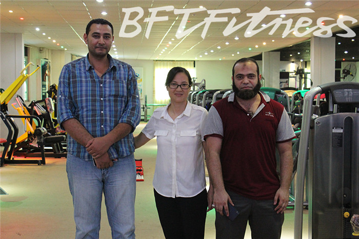 埃及客戶來博菲特購買健身房器材，產品囊括有氧系列的跑步機，動感單車，健身車