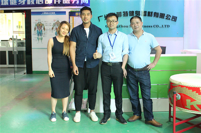 泰國客戶來中國廣州博菲特健身器材有限公司為他們的健身房采購商用健身器材